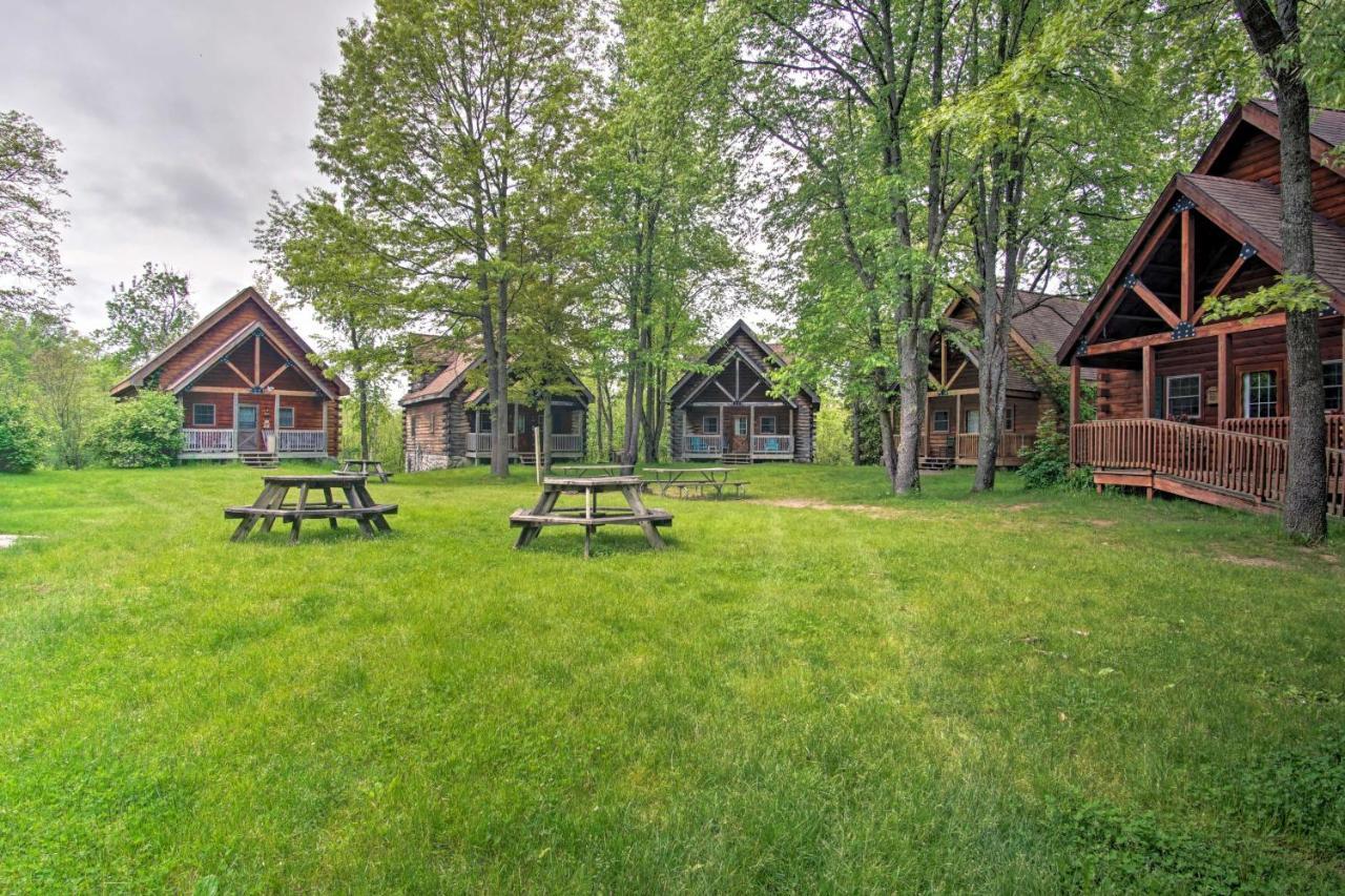 Cozy Retreat With Porch And Double Jj Resort Access! Rothbury ภายนอก รูปภาพ